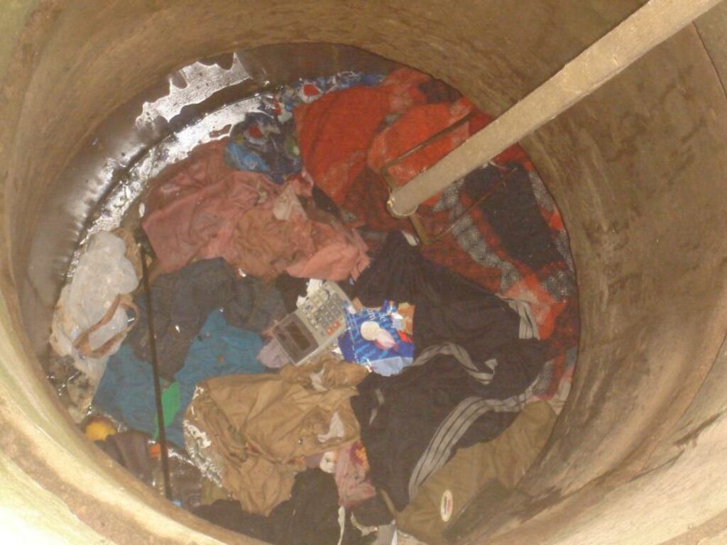 Nepatīkama aina paveras, palūkojoties akā, kas atrodas Trikātas pagasta “Upītēs 2”. Aka, no kuras iepriekš varēja ņemt dzeramo ūdeni, tagad ir piemēslota ar sadzīves atkritumiem.
Autors: No personīgā arhīva