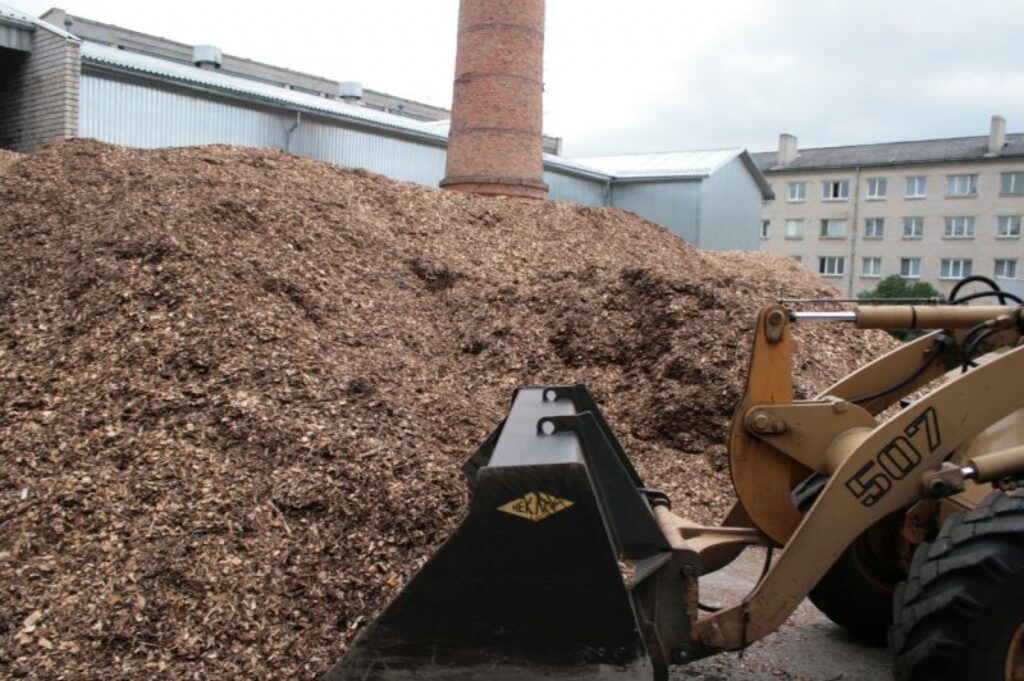 Nākamajai apkures sezonai sagādātā šķelda centra katlumājai vizuāli izskatās labāk par pērn lietoto.
Autors: Aldis Dubļāns