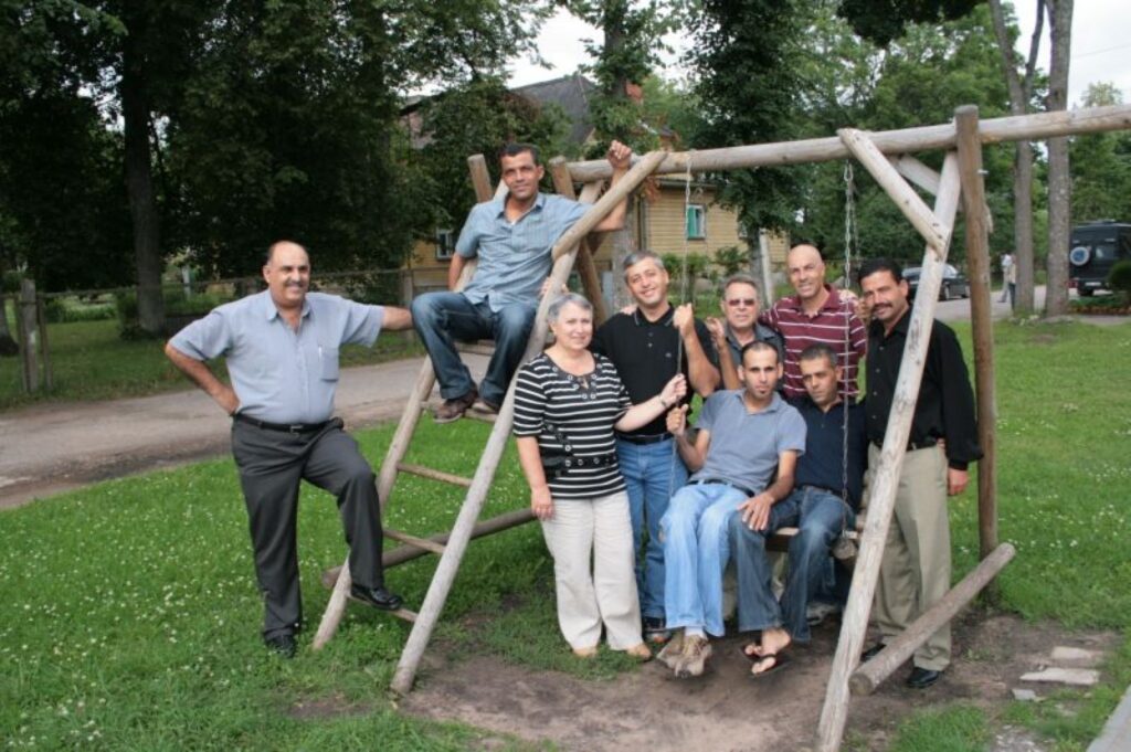 Lai gan lidostās arābu vīriešiem nākas izbaudīt tādus pazemojumus, kādiem parasti nav pakļauti “baltie cilvēki”, visi to cenšas uztvert ar humoru.
Autors: Aldis Dubļāns