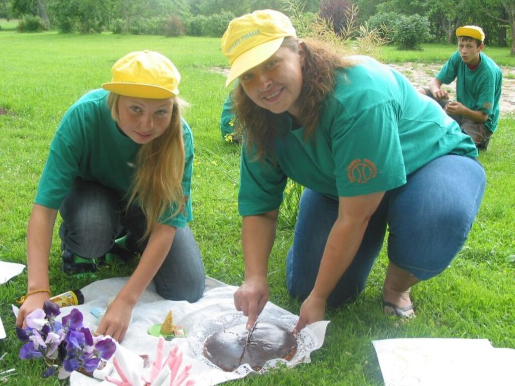 Komanda “Rožkalni”daudzus pārliecināja, ka pasaulē visgaršīgākā ir rapša torte
Autors: Aivars Zilbers