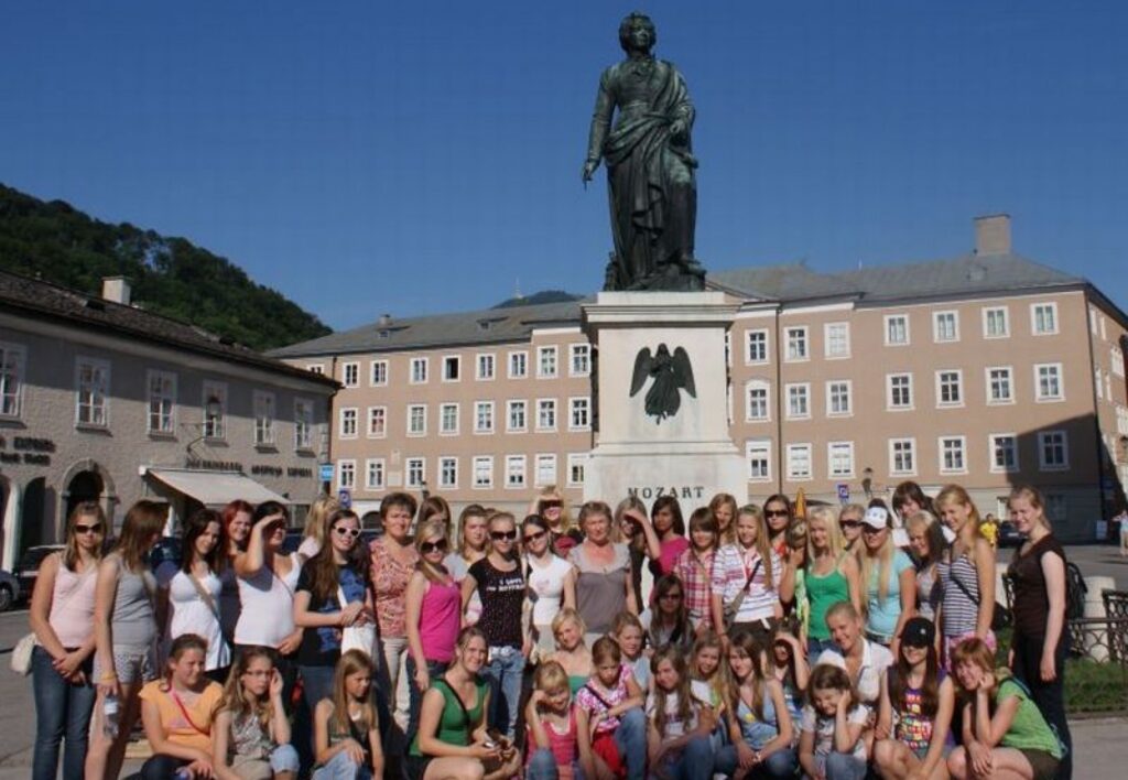  “Lido” studija šonedēļ pārradusies mājās no 5. Pasaules koru olimpiādes, kur nopelnījusi žūrijas augstu atzinību. Attēlā -  koris brīvajā laikā Mocarta dzimtajā pilsētā Zalcburgā.
Autors: No personīgā arhīva