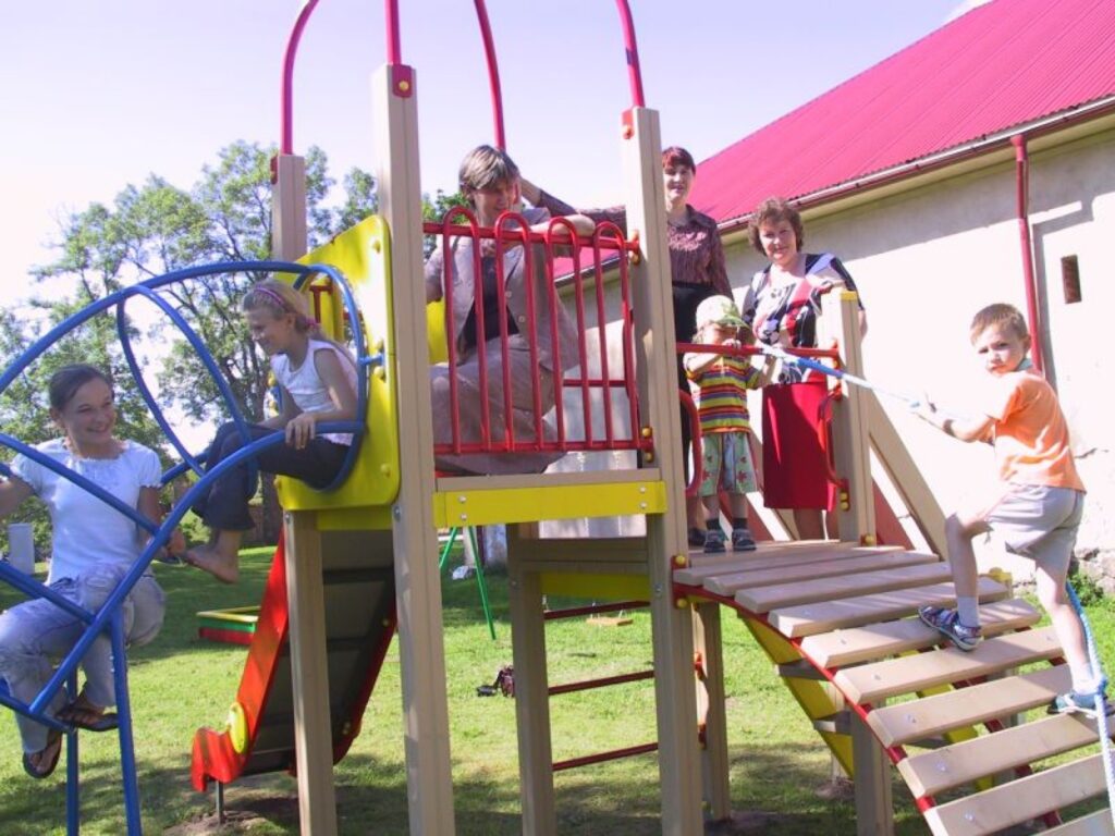  Jaunais rotaļu laukums ir viens no bērniem draudzīgajiem projektiem, kuru īstenojusi Palsmanes pagasta padome. Bieži komandā  strādā pašvaldības vadītāja Tigna Podniece (no kreisās), bāriņtiesas priekšsēdētāja Laima Mize un pamatskolas direktore Dace Pērle.
Autors: Sandra Pētersone