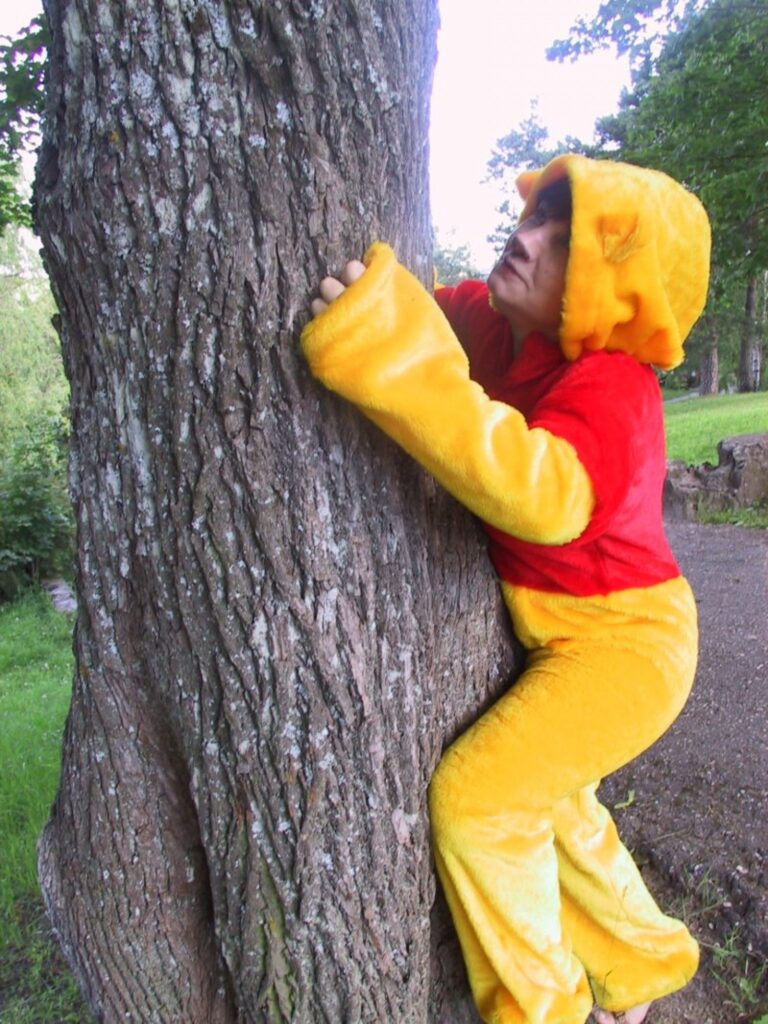 Smiltenes pilsētas svētkos bērnus gaidīs “Vinnija Pūka dārzā”. Lācis jau ir ieradies un šobrīd meklē, kurā kokā varētu būt bišu medus. 
Autors: Sandra Pētersone