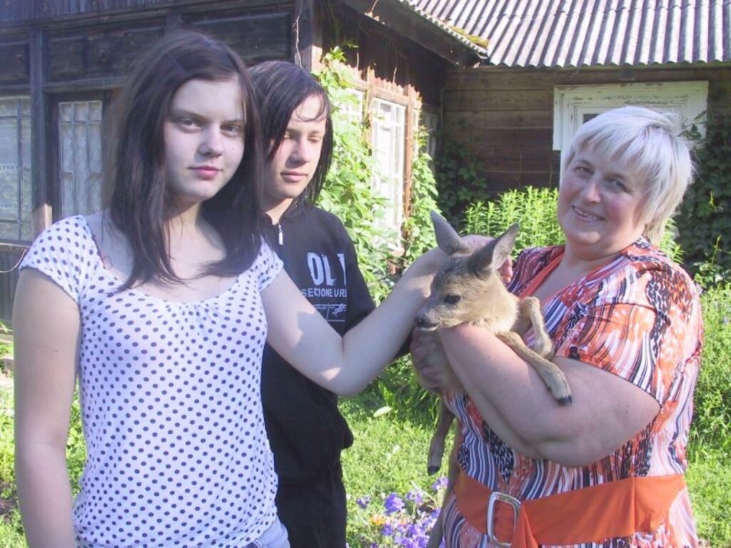 Par pļavā atrasto stirnas bērnu rūpējas visa “Stapriņu” saime – arī saimniece Inese Putno, viņas dēls Kristaps un Kristapa draudzene Sintija
Autors: Sandra Pētersone