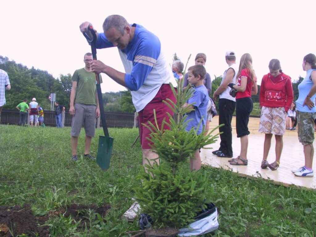 Iestādīt Ziemassvētku eglīti Smiltenes jaunajā bērnudārzā velomaratona dalībnieki uzticēja  Valkas mežniecības mežzinim Jānim Jaunslavietim. Arī viņš ar bērniem brauc pa “Barona taku”.
Autors: Sandra Pētersone