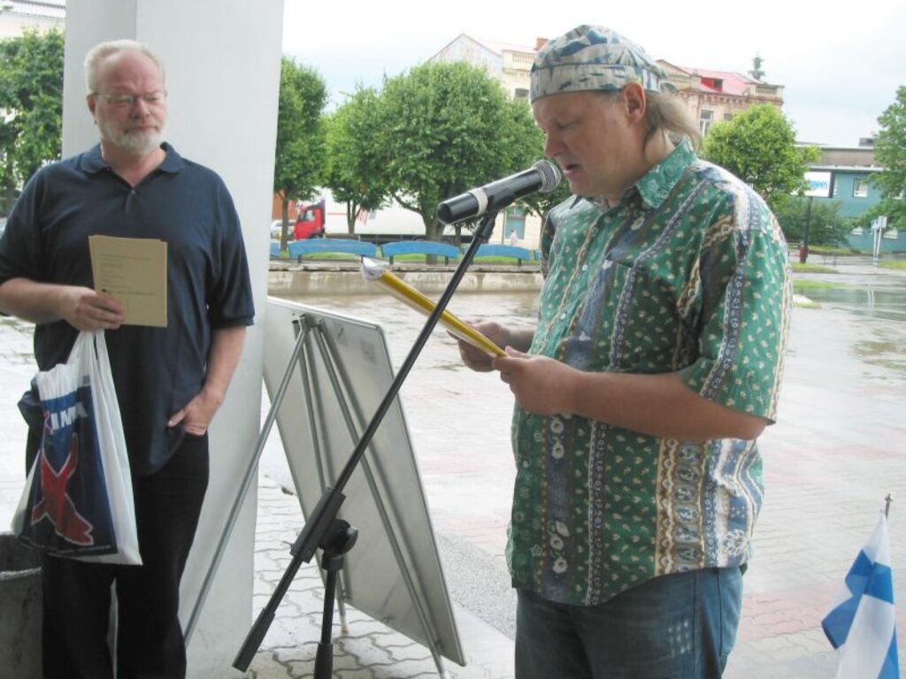 Dzejnieks Eduards Aivars uzskata, ka šāds brauciens ļauj labāk iepazīt kolēģus citās valstīs, kā arī uz saviem darbiem paskatīties it kā citām acīm.
Autors: Aivars Zilbers