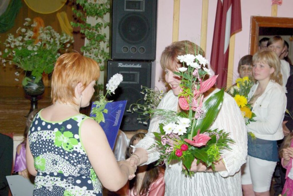 Projekta vadītāja Maira Kupriša pasniedz Eiropas Mobility apliecinājuma dokumentu Rudītei Bentei.
Autors: No personīgā arhīva