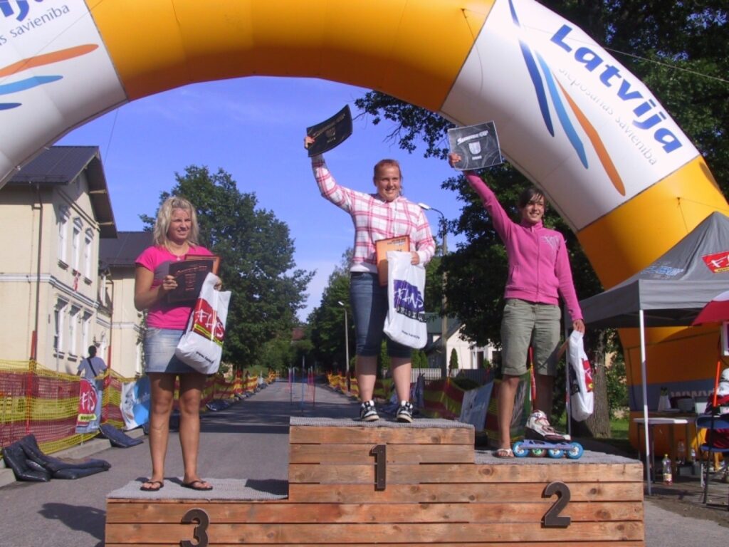 “Smiltenes kausa” izcīņā skrituļslalomā vienīgā Valkas rajona pārstāve bija blomēniete Anete Skrastiņa (no labās). Junioru grupā no Latvijas sportistēm viņa bija otra labākā.
Autors: Sandra Pētersone