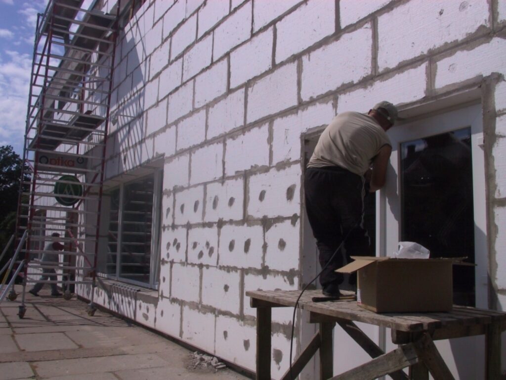 Līdz Strenču astoņdesmitgades svētkiem jaunu izskatu iegūs privātīpašnieka ēka pilsētas centrā, kuru daudzi cilvēki atceras kā bijušo universālveikalu. 
Autors: Sandra Pētersone