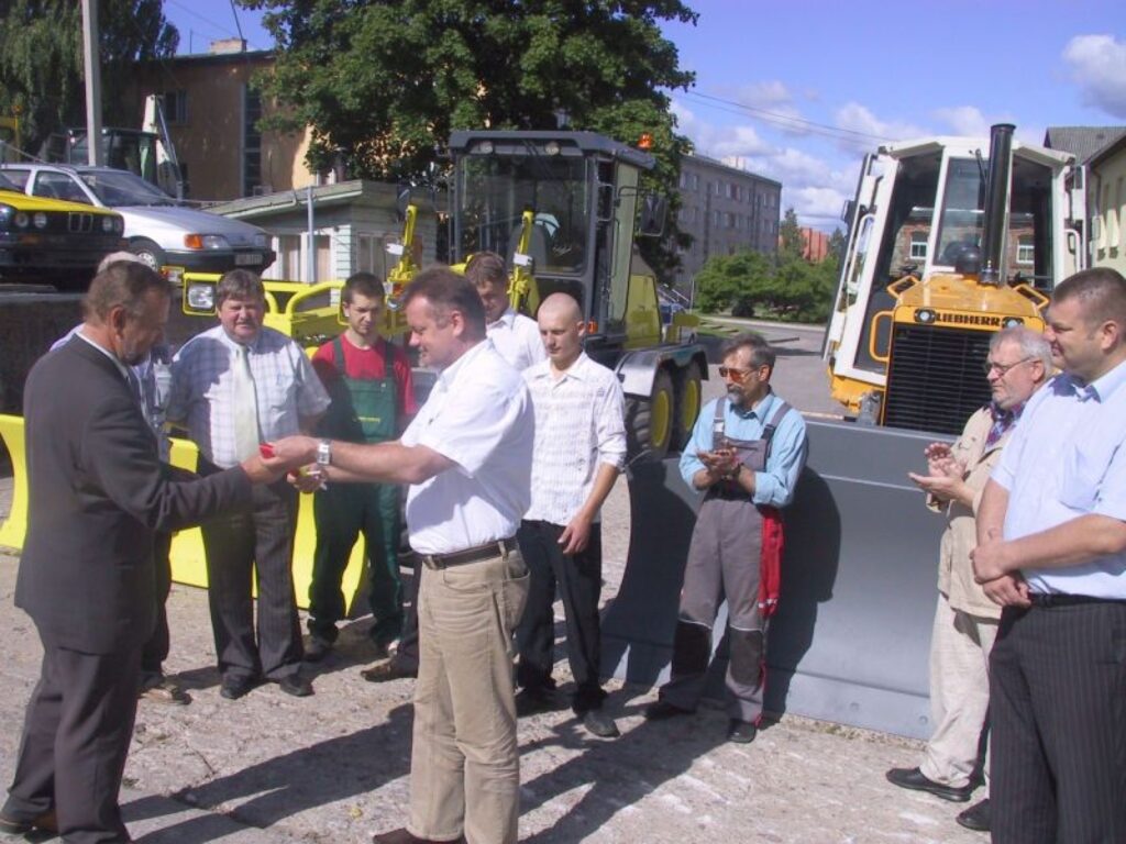 “Varēja gaidīt, kamēr kāds atnesīs uz paplātes, bet viņi rīkojās – rakstīja un izcīnīja projektus,” pasniedzot jaunās tehnikas atslēgas, Smiltenes Profesionālās vidusskolas direktoru Daini Moruzu (no kreisās) un pedagogus cildina mašīnu piegādātājfirmas pārstāvis Gundars Krievs.
Autors: Sandra Pētersone