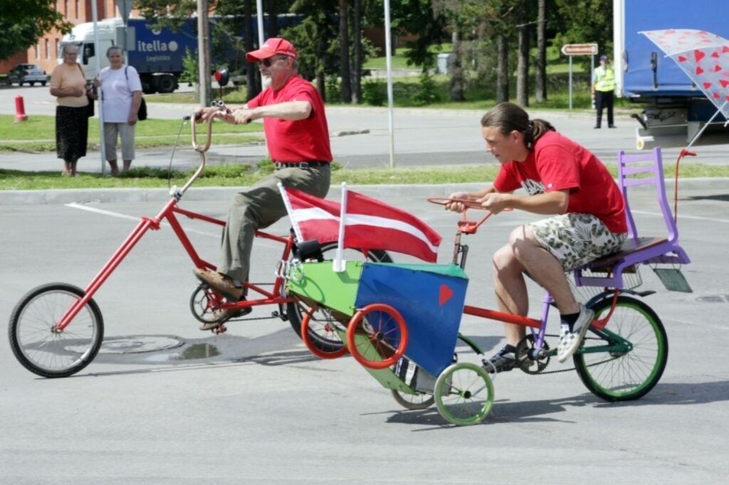 Kurš kuru pārspēs ātrumā – veločopera vadītājs Aldis Veinbergs (no kreisās) vai “Ekofrīks” pilots Uģis Sviķis?
Autors: Aldis Dubļāns