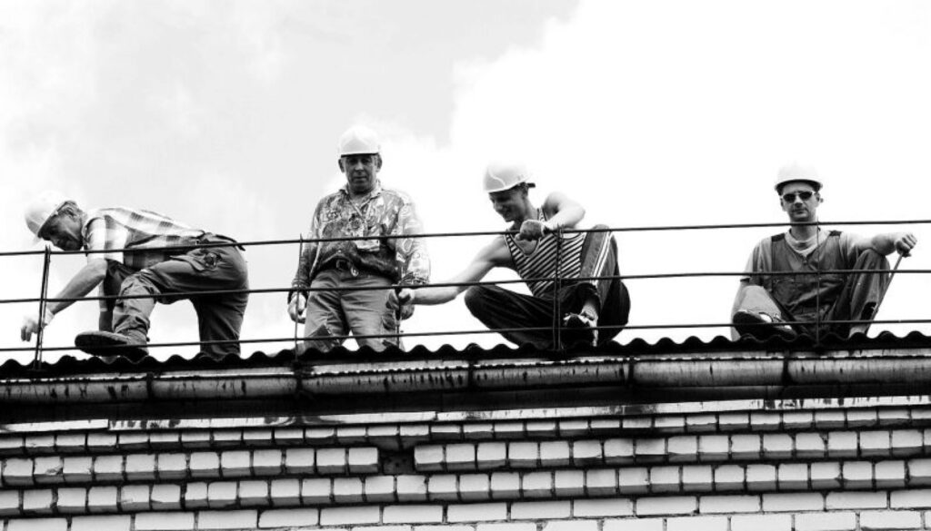 Valkas domes Nekustamo īpašumu apsaimniekošanas nodaļas celtnieki Jānis Spuldzenieks (no kreisās) Juris Krūms, Tarass Afanasjevs un Uģis Lācis maina jumtu ēkai Stendera ielā 2.
Autors: Aldis Dubļāns