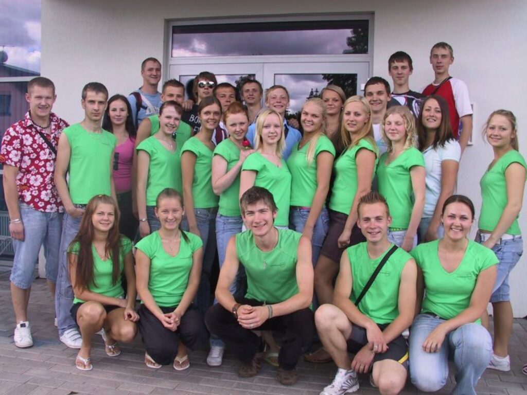  Vieni no pirmajiem uz Rīgu jau ceturtdien aizbrauca Smiltenes “Ieviņas” dejotāji -  viens no Latvijā labākajiem tautas deju ansambļiem. Visi rajona kolektīvi svētkos būs rīt.
Autors: Sandra Pētersone