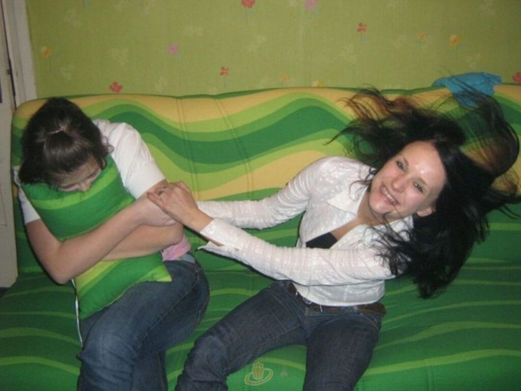  Baiba Šķērīte (no labās) dzīvi vērtē gana nopietni, taču tas nenozīmē, ka viņas raksturs ir nopietns. “Esmu trakulīga, jautra, varu smieties jebkurā brīdī.” Attēlā – ar draudzeni Lindu. 
Autors: No personīgā arhīva