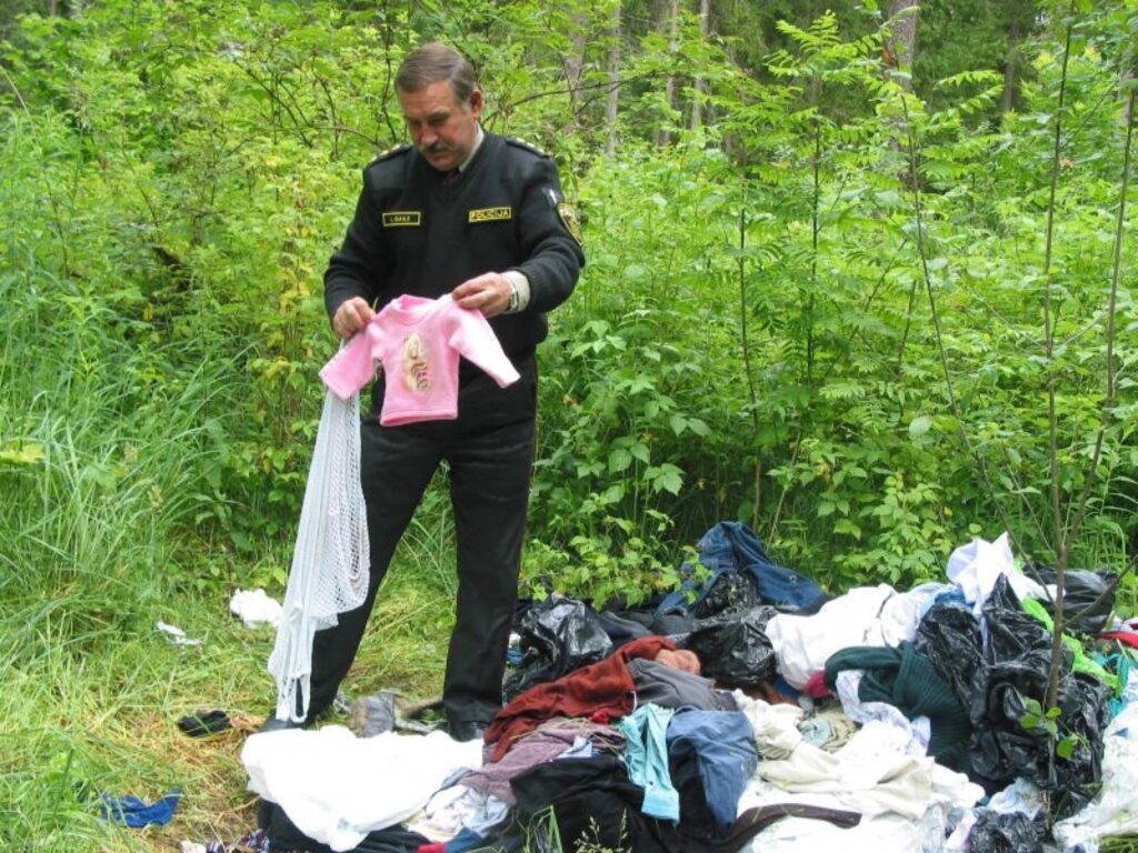 Valkas pagasta pašvaldības policijas priekšnieks Leonīds Gaile ir pārsteigts par humpalu daudzumu mežā un aicina iedzīvotājus ziņot par vides piesārņotājiem. 
Autors: Aivars Zilbers
