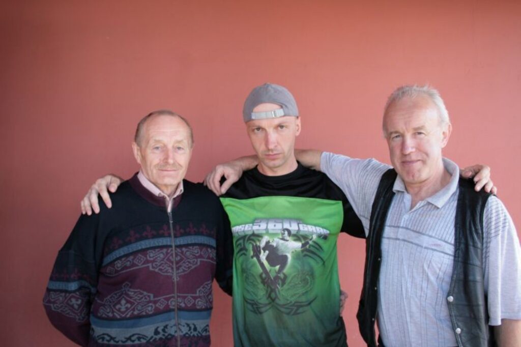 Ilmārs Zaļais (no kreisās), Vladimirs Burovs un Agris Knope cer, ka skrituļslidotāju pulciņam Valkā pievienosies arī jaunieši.
Autors: Aldis Dubļāns