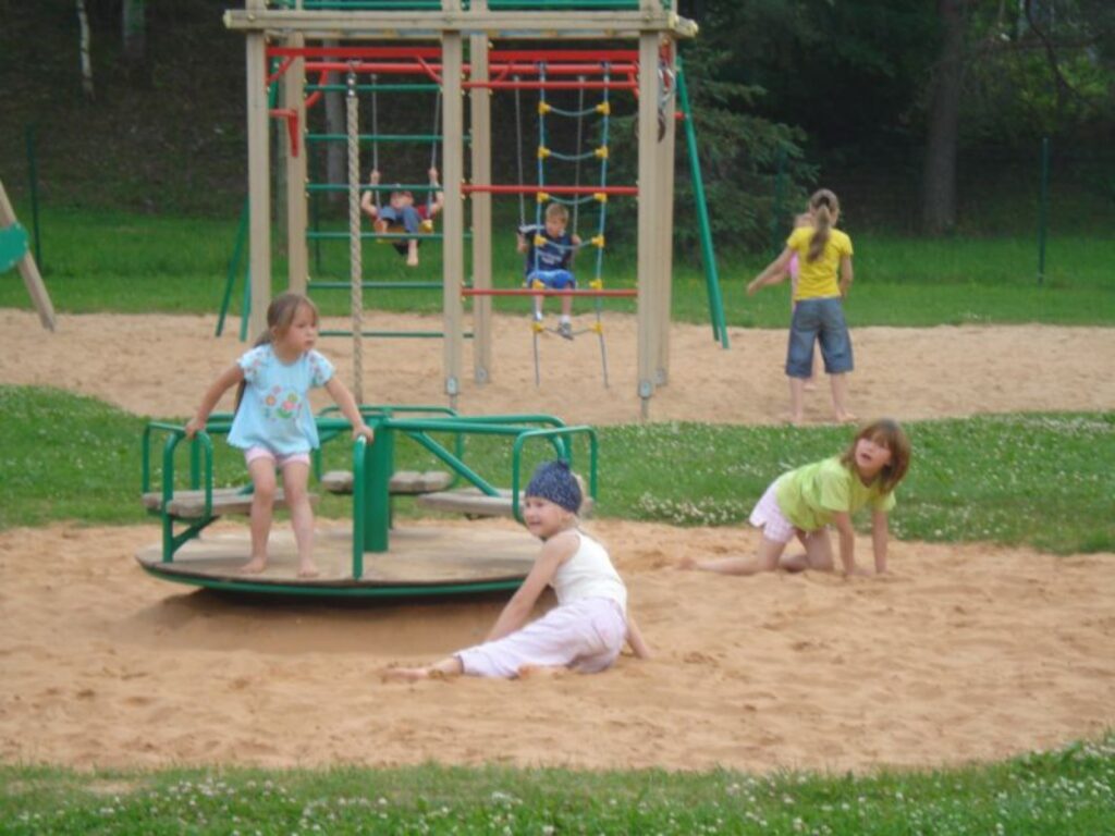 Bērni spēļu laukumā gribētu ko jaunu, taču pilsētas dome pagaidām lielas pārmaiņas nesola.
Autors: Baiba Šķērīte