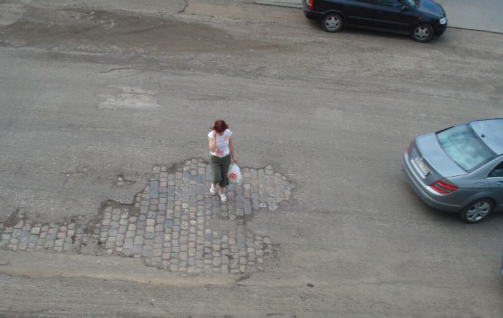 Ceļa remontdarbu laikā atsegusies vēsturiska pilsētas daļa – 20. gadsimta sākumā liktais bruģis.
Autors: Baiba Šķērīte