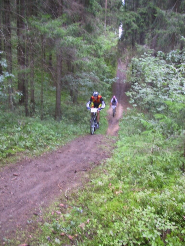Šajā par bļodu dēvētajā posmā ātrākajiem braucējiem nācās pārvarēt tramplīnu.
Autors: Sandra Pētersone