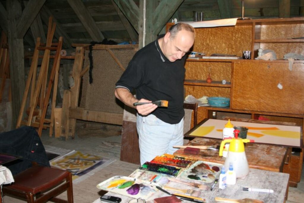 Stikla mākslinieks Dainis Gudovskis uzskata, ka Zvārtavas pusē var radoši strādāt un labi atpūsties.
Autors: Aivars Zilbers