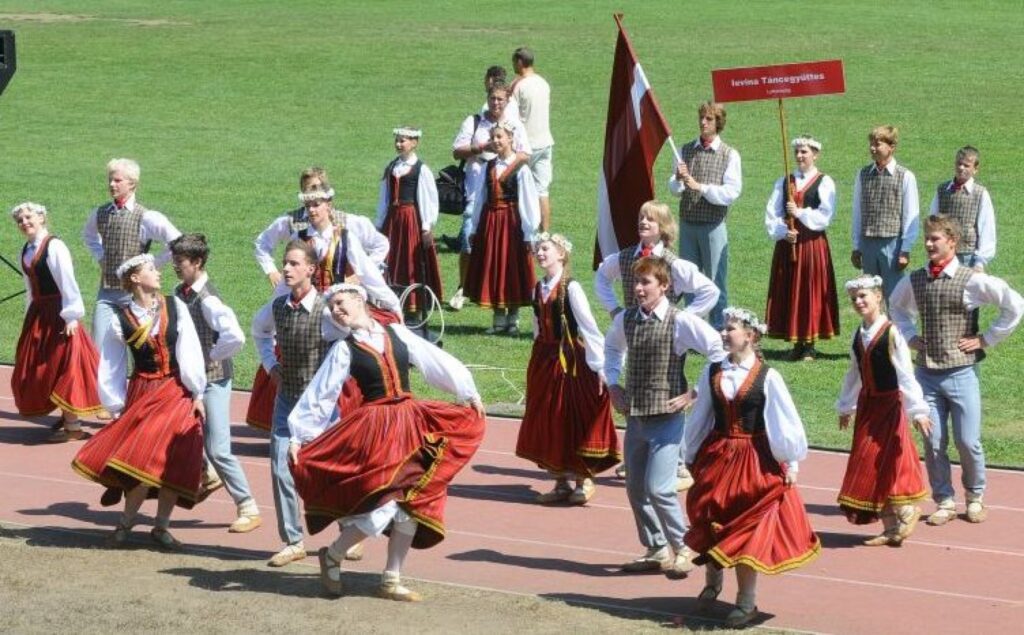 Smiltenes TDA “Ieviņa” studija aizbrauca uz Debrecenas deju festivālu Ungārijā un, nezinot par konkursu, uzvarēja. 
Autors: No personīgā arhīva