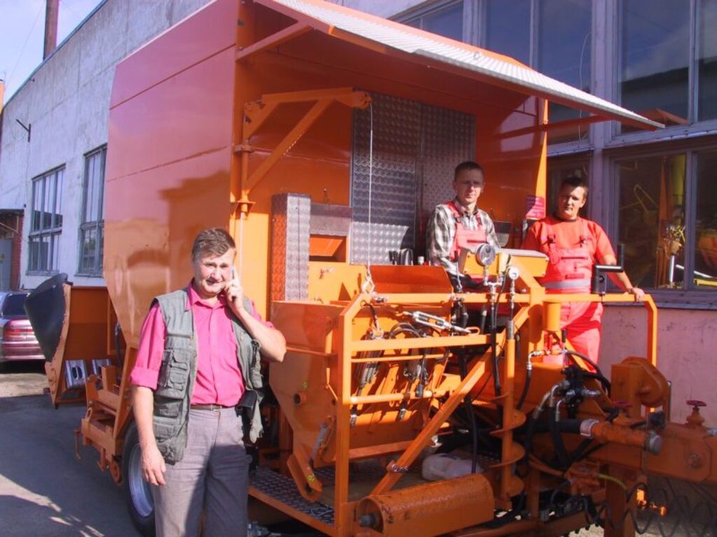 Jauno virsmas klāšanas tehniku Smiltenes ceļu rajona darbu vadītājs Dainis Nīmants (no kreisās) un šīs iekārtas operatori Nauris Mūrmanis un Jānis Veiders jau izmēģinājuši uz avārijas stāvoklī esošā autoceļa Smiltene - Rauna. 
Autors: Sandra Pētersone