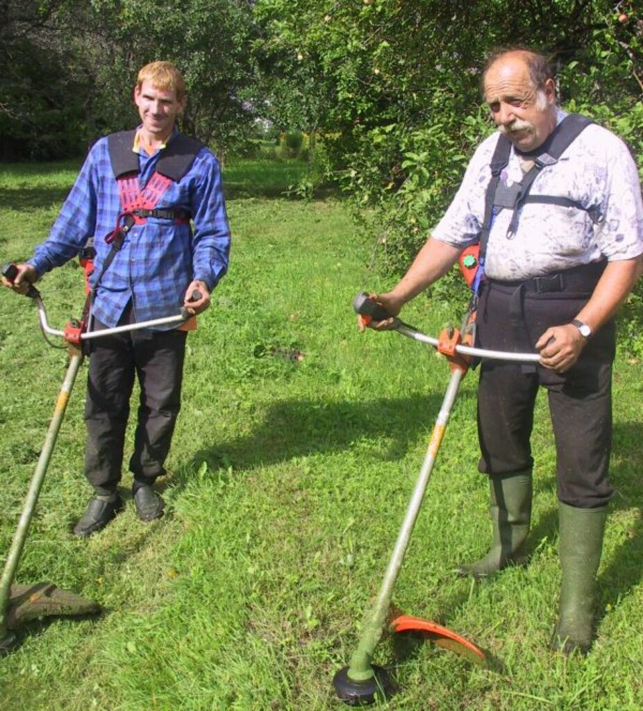 Zāles pļaušanu pabeigušie Strenču domes strādnieki Viktors Rutkovskis (no kreisās) un Vitālijs Boicovs ir vieni no tiem strencēniešiem, kuriem pašvaldība pateicas par pilsētas sakopšanu. Viņi strādā ar iniciatīvu.
Autors: Sandra Pētersone