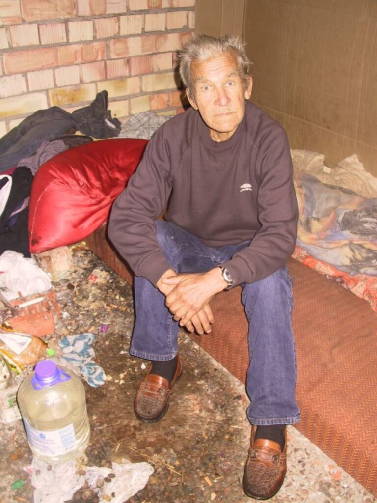  “Vai tiešām man jāizdara noziegums, lai tiktu cietumā, kur būs jumts virs galvas?” saka smiltenietis Anatolijs Golubevs. Kaut viņam pieder dzīvoklis, pensionārs spiests dzīvot kā bezpajumtnieks. 
Autors: Sandra Pētersone