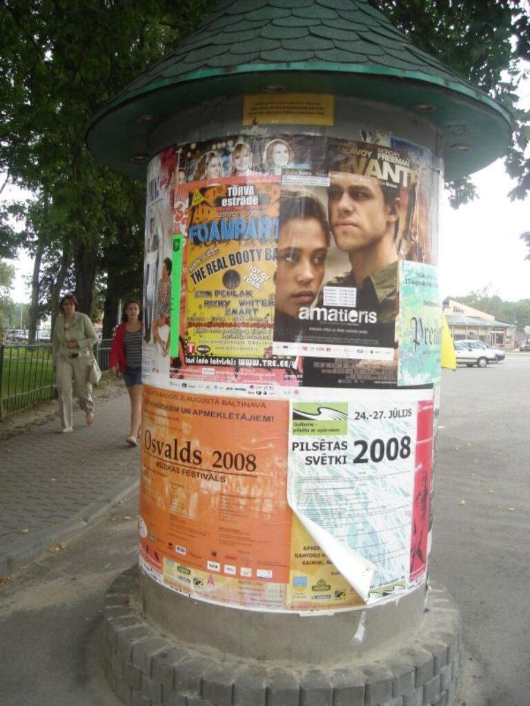 Smiltenes iedzīvotāji pamanījuši, ka pie afišu stabiem piestiprinātā informācija ir aizvadītā mēneša un vecāka. Tas apgrūtina cilvēkus uztvert jaunākās ziņas.
Autors: Santa Sinka