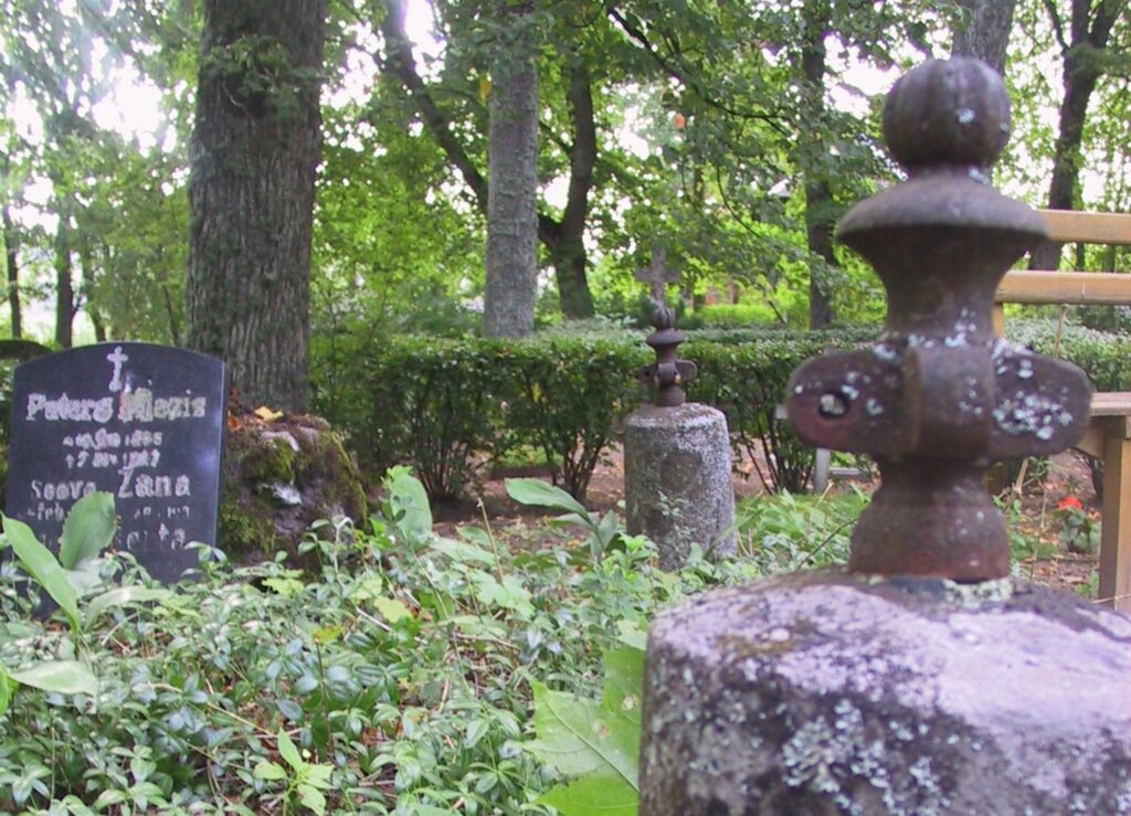 Smagās, no metāla kaltās ķēdes stiprinājumi no granīta stabiem Smiltenes kapsētā izskatās izskrūvēti. 
Autors: Sandra Pētersone