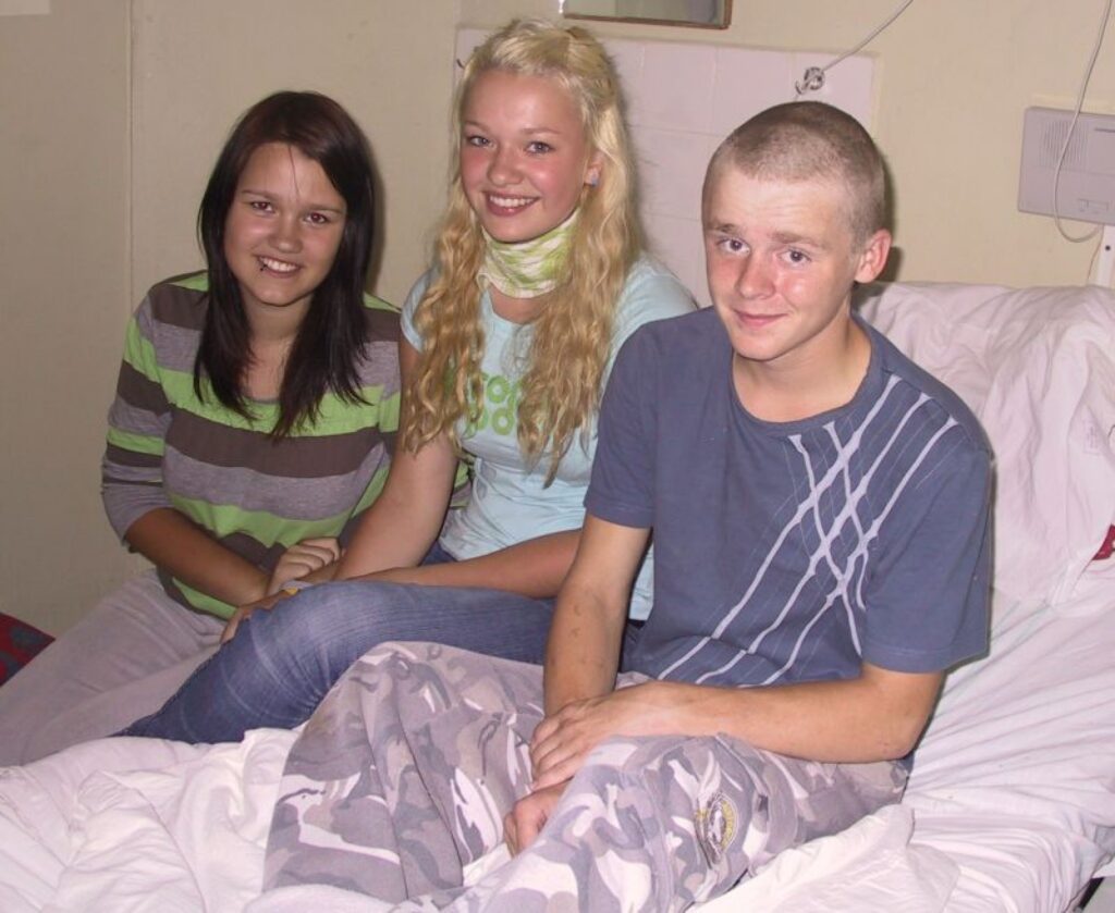 “Paldies visiem, kuri juta līdzi un apciemo slimnīcā,” pateicas smiltenietis Kristaps Fedins, kurš atveseļojas pēc smaga kritiena skeitparkā. Viņu apciemot atbraukušas draudzenes Monta (no kreisās) un Lelde. 
Autors: Sandra Pētersone