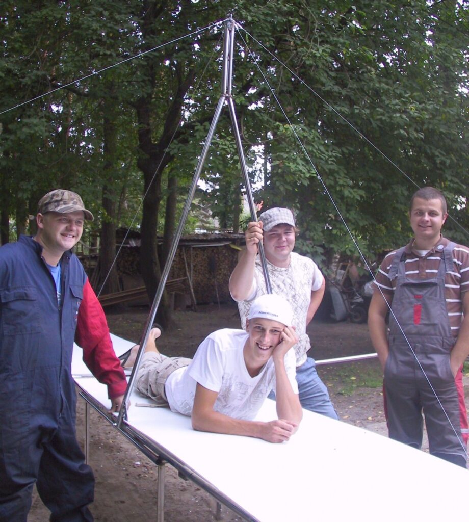 Smiltenieši Oskars Zods (no kreisās), Jānis Liepiņš, Jānis Mežulis un pilots Rihards Zariņš (vidū) strādā līdz pat vieniem naktī, lai pabeigtu savu lidaparātu līdz konkursam.
Autors: Sandra Pētersone