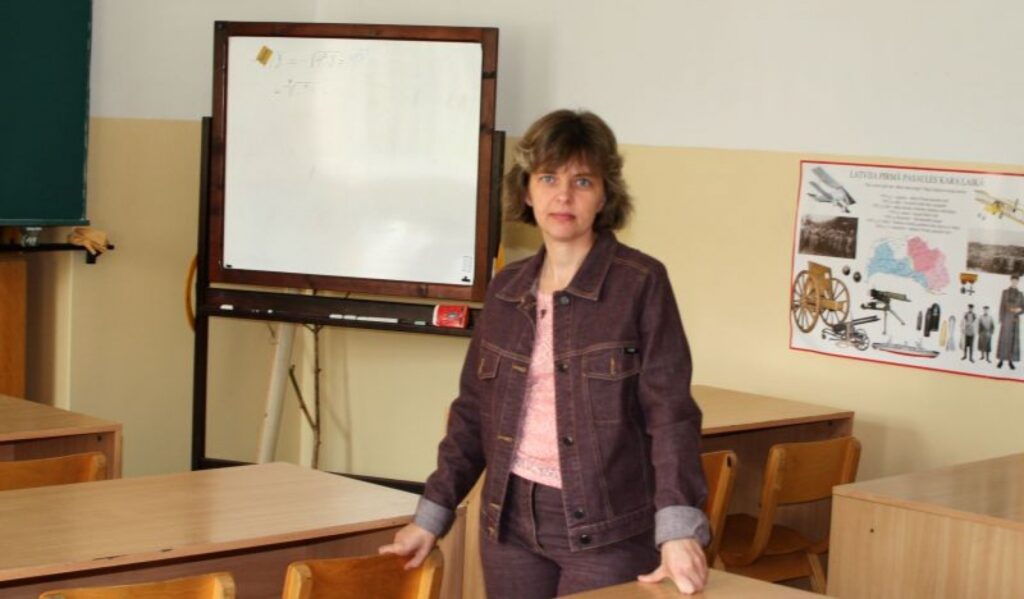 Valkas ģimnāzijas direktores vietniece neklātienes apmācības programmā Vineta Skutāne uzskata, ka neklātienes vidusskolas beidzēji eksāmenus nokārtojuši labi. Glīti iekārtotais kabinets 1. septembrī gaida jaunus audzēkņus. 
Autors: Aivars Zilbers