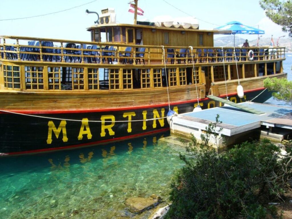 Uz Plitvicu ezeru salām ceļotāji devās ar kuģi, uz kura plīvoja Latvijas karogs.
Autors: No personīgā arhīva