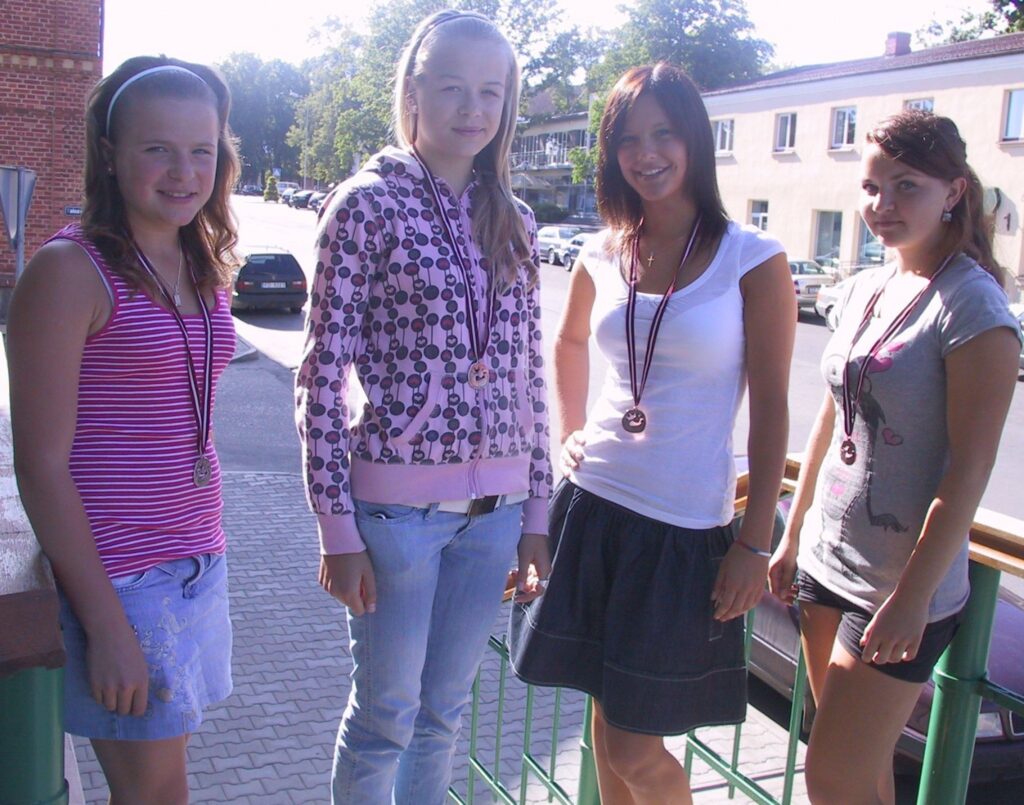 Latvijas čempionātā jaunākajā grupā 2. vietu izcīnīja Liene Cīrule (no kreisās) un Everita Kondratjeva, vidējā grupā 3. vietu – Elza Cīrule un Zane Cera.
Autors: Sandra Pētersone