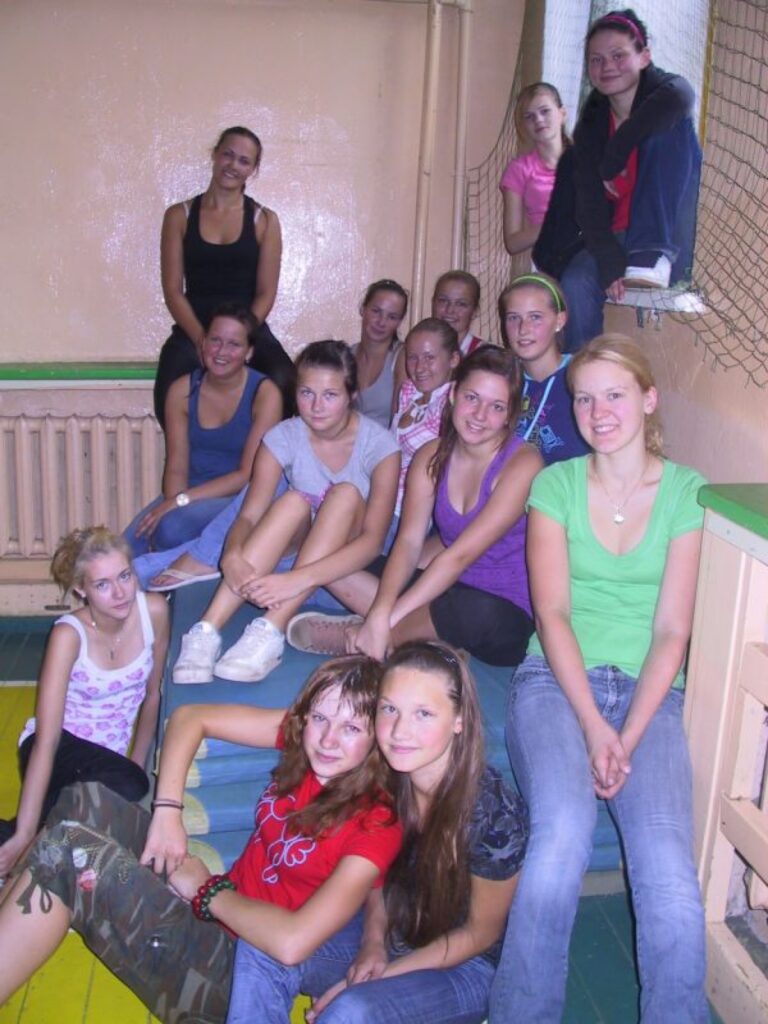 Deju grupai “Nerātnie eņģeļi” šonedēļ katru dienu ir divi mēģinājumi, lai rīt ikvienu skatītāju varētu iepriecināt ar koncertu. 
Autors: Sandra Pētersone