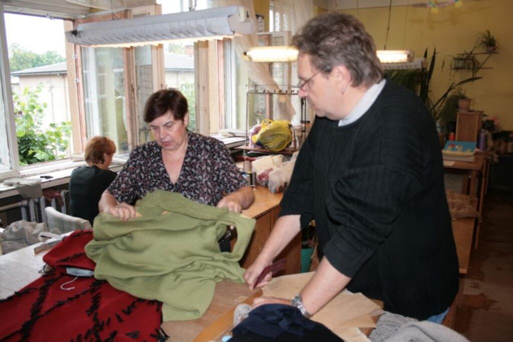 Valkas pilsētas teātra vadītājs Aivars Ikšelis jau daudzus gadus sadarbojas ar trikotāžas uzņēmuma “Larata” vadītāju Raisu Zaļo, kuras vadībā tapuši tērpi trupas iestudējumiem. 
Autors: Aldis Dubļāns