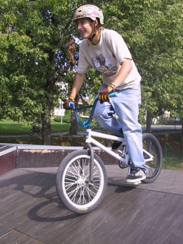 Kristaps Krēgers skeitparkā ķiveri lika galvā jau pirms svētdien notikušās nelaimes. “Apzinos, cik bīstami ir krist no rampas lielā ātrumā bez ķiveres,” viņš saka. 
Autors: Sandra Pētersone