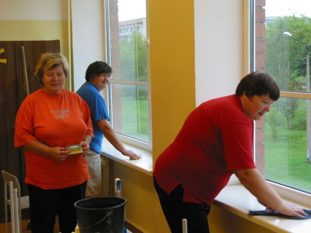 Valkas pamatskolas apkopējas šovasar aktīvi iesaistās mācību iestādes sakopšanā.
Autors: Aivars Zilbers