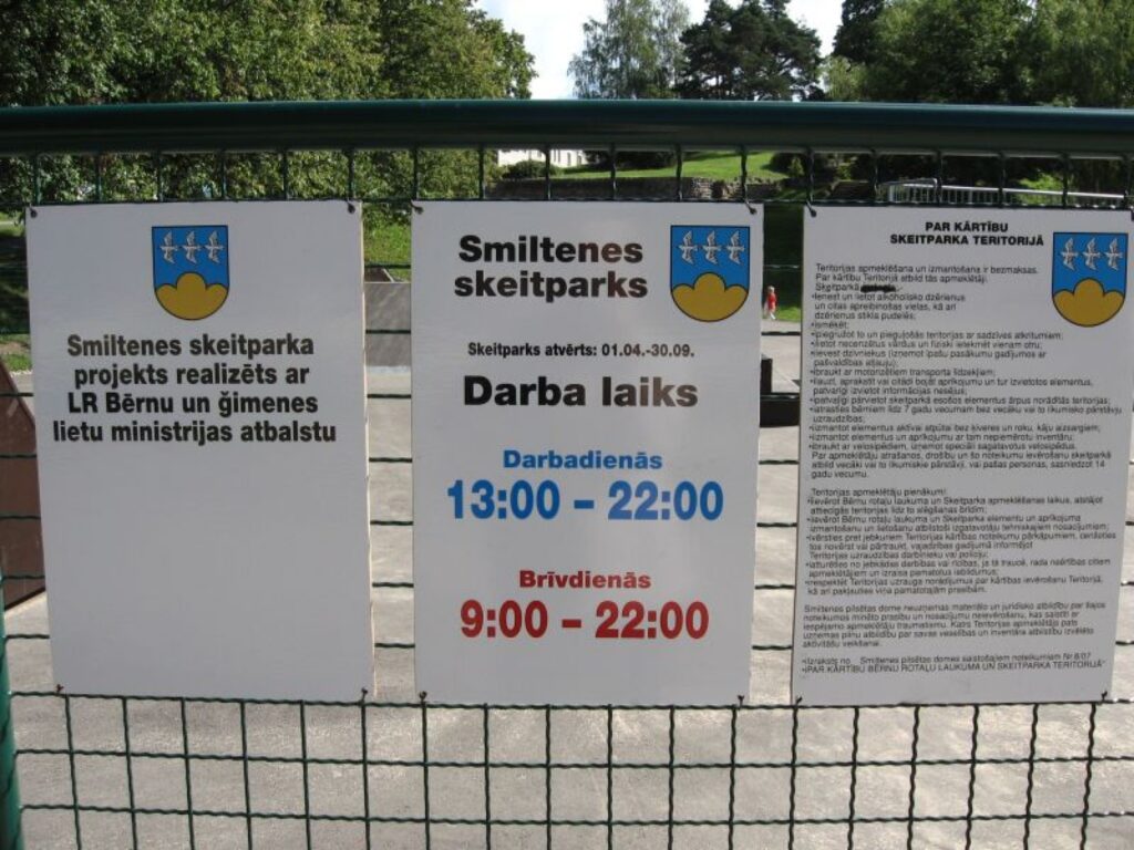 Fotouzņēmums veikts 2007. gadā 5. septembrī. Tur fiksēts, - kāds noteikumos aizkrāsojis vārdu 