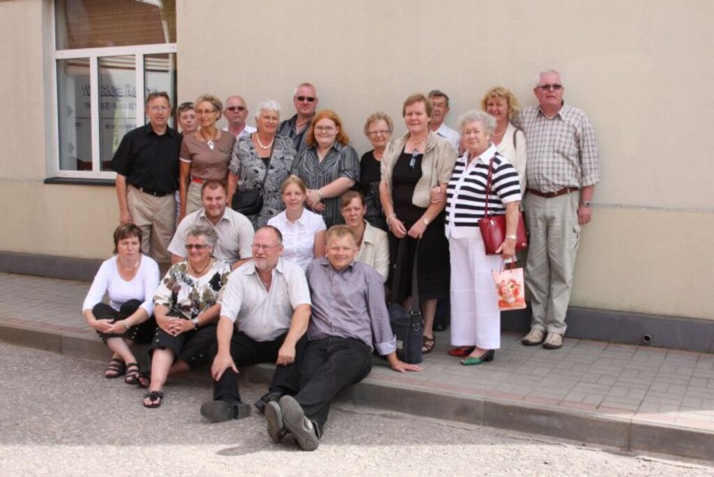 Lindholmas draudzes ļaudis gatavojas doties uz Kārķu dievnamu. Viņi bija sajūsmā par tur redzēto un piedzīvoto. 
Autors: Aldis Dubļāns