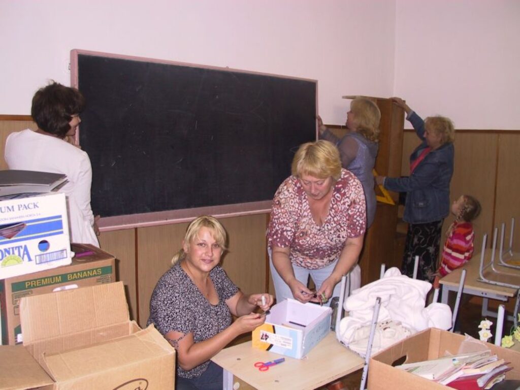 Skolotājām Diānai Kokarēvičai (no kreisās), Baibai Norkus, Regīnai Zariņai, Antrai Alksnei un Elitai Stieģelei pagaidām trūkst laika domāt par jauno telpu atklāšanas svētkiem, jo darāmā vēl ir daudz. Klāt nav skolotāju Ārijas Baumanes un Rasmas Legzdiņas.
Autors: Sandra Pētersone