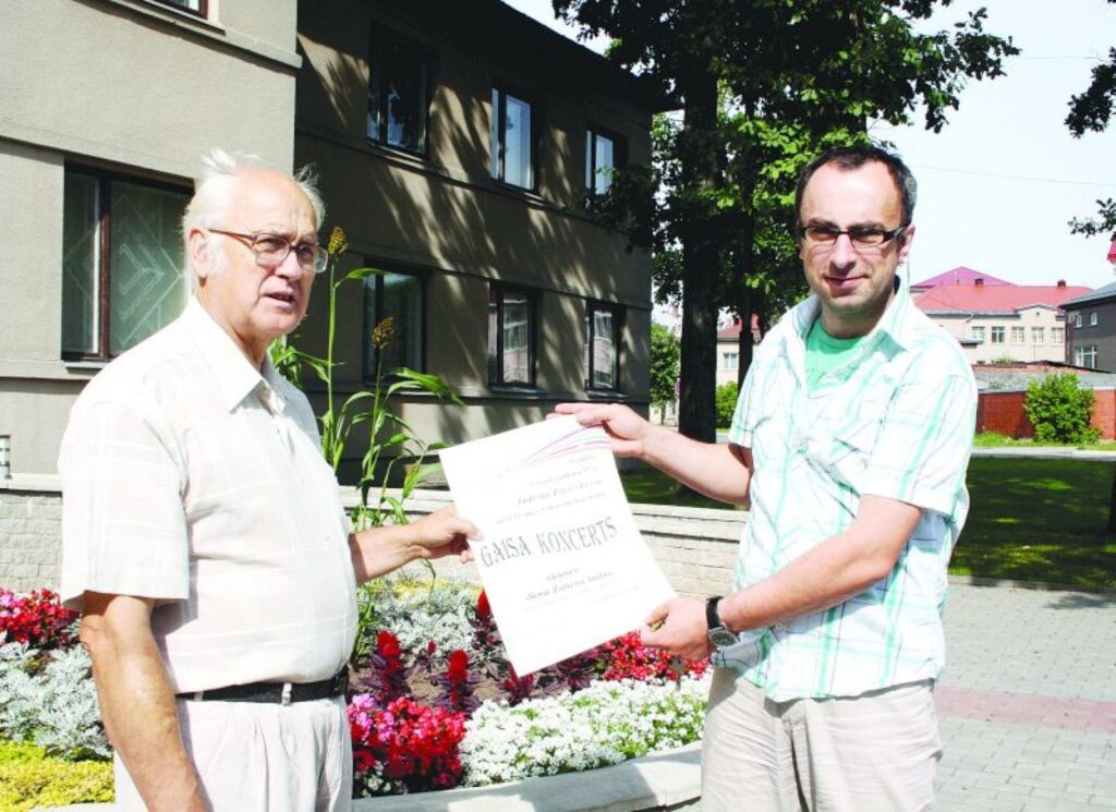 J. Cimzes mūzikas skolas direktors Guntis Freibergs un mūziķis Andris Niklavičs rūpējas, lai katru svētdienu pilsētas centrā skanētu gaisa mūzikas koncerts. 
Autors: Aldis Dubļāns