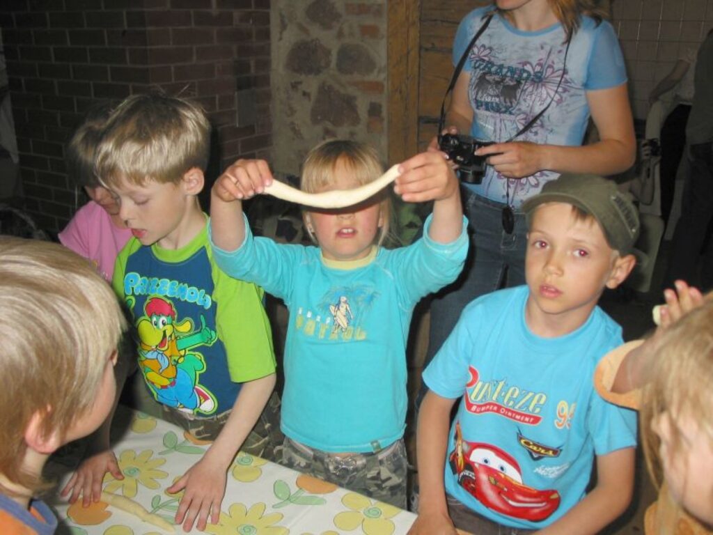 Ķoņu dzirnavās iespējams pašiem īstā malkas plītī izcept ūdens kliņģerus. Šī nodarbe patīk ne vien bērniem, bet arī pieaugušajiem. 
Autors: Inga Karpova