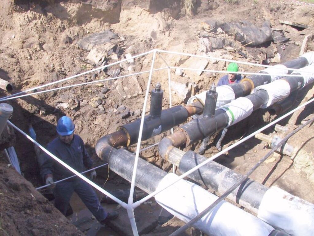 Firmas “Rubate” strādnieki darbus paveikuši tiktāl, lai Smiltenes maģistrālajā siltumtrasē pēc cauruļu aizbēršanas varētu pildīt ūdeni.
Autors: Sandra Pētersone