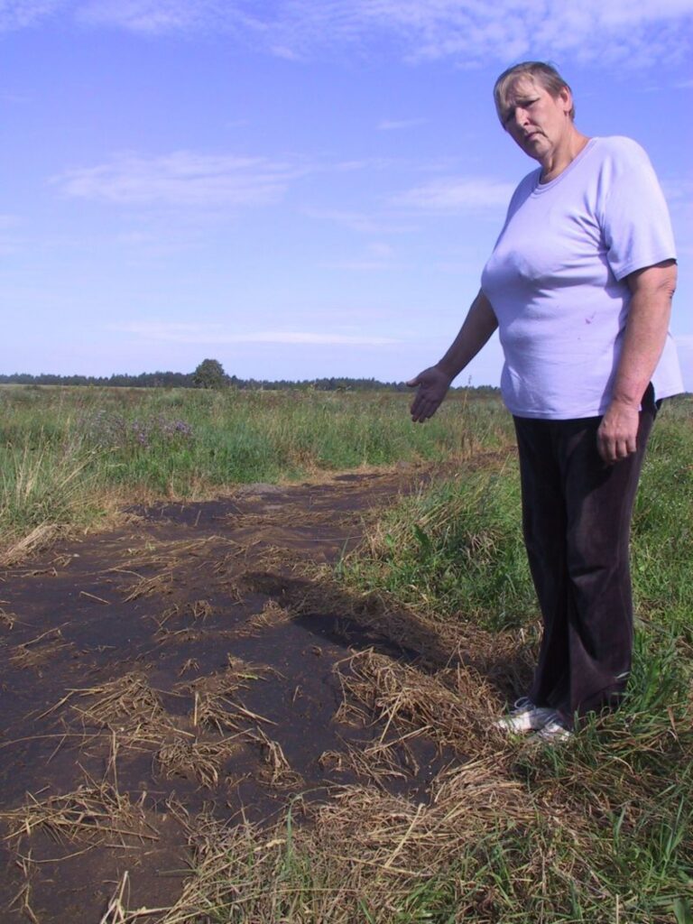 Tā tie mēsli te arī paliek, un smaka ir tāda, ka elpu rauj ciet,” sašutusi saka Vineta Suija, norādot uz viņas mājai tuvējā laukā izgāztajiem cūku šķidrmēsliem
Autors: Sandra Pētersone