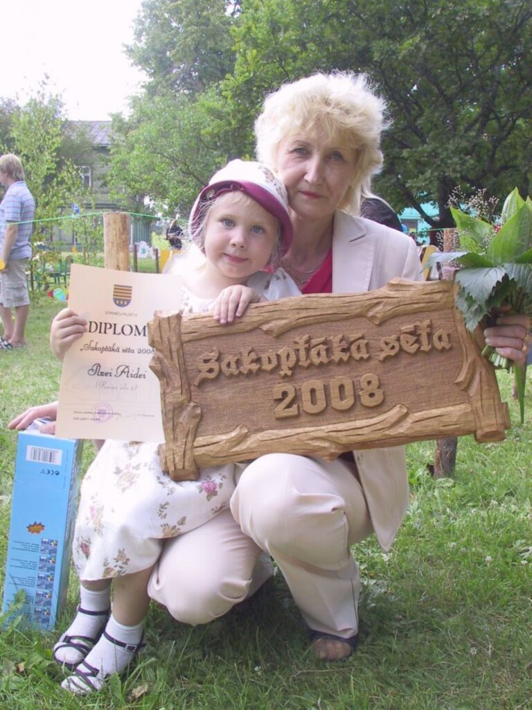 Arī četrus gadus vecā Rēzija ar savu darbu ir palīdzējusi vecmāmiņai Ilzei Aidei iegūt galveno balvu konkursā par šogad sakoptāko sētu Strenčos.
Autors: Sandra Pētersone