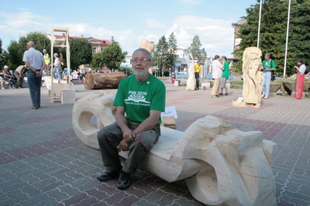 Koktēlnieks Juris Osis secina, ka soliņš ir izdevies gana ērts. Arī gali tam romantiski.
Autors: Aldis Dubļāns