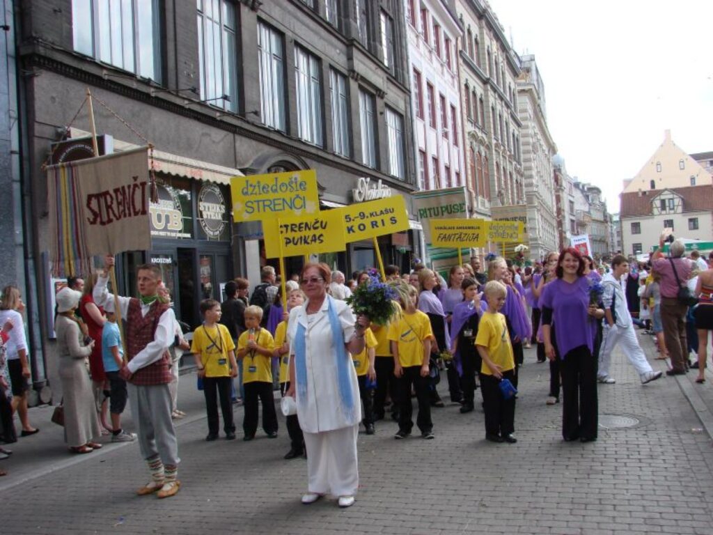 Gājienā dodas dziedošie, dejojošie un spēlējošie Strenči. Mazai pilsētiņai tik daudz, turklāt krāšņu kolektīvu.
Autors: No personīgā arhīva
