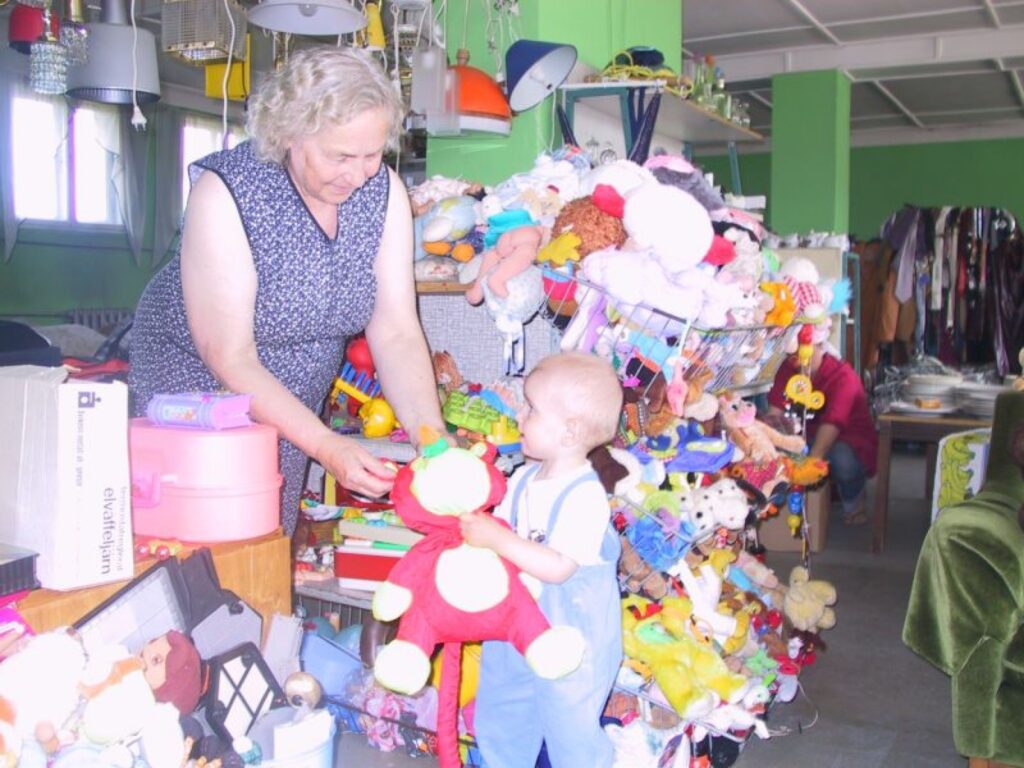 Zviedru sūtījumu sadales punkta plauktos palīdz izlikt Zinaīda Purviņa un viņas mazdēls Kristers
Autors: Sandra Pētersone